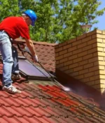 Démoussage de Toiture – Pourquoi et Comment Préserver l’État de Votre Toiture